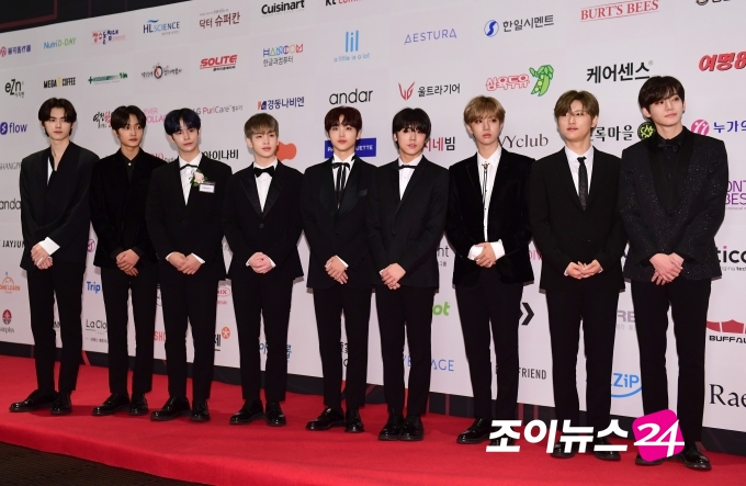 그룹 크래비티(CRAVITY)가 12일 오후 서울 장충동 신라호텔에서 열린 '2020 올해의 브랜드 대상' 시상식에 '올해의 신인 남자아이돌' 수상자로 참석해 포즈를 취하고 있다.
