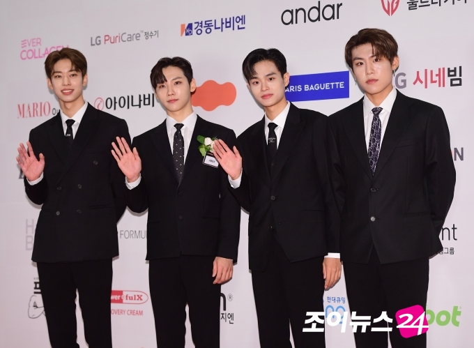 그룹 에이비식스(AB6IX)가 12일 오후 서울 장충동 신라호텔에서 열린 '2020 올해의 브랜드 대상' 시상식에 '올해의 남자아이돌' 수상자로 참석해 포즈를 취하고 있다.