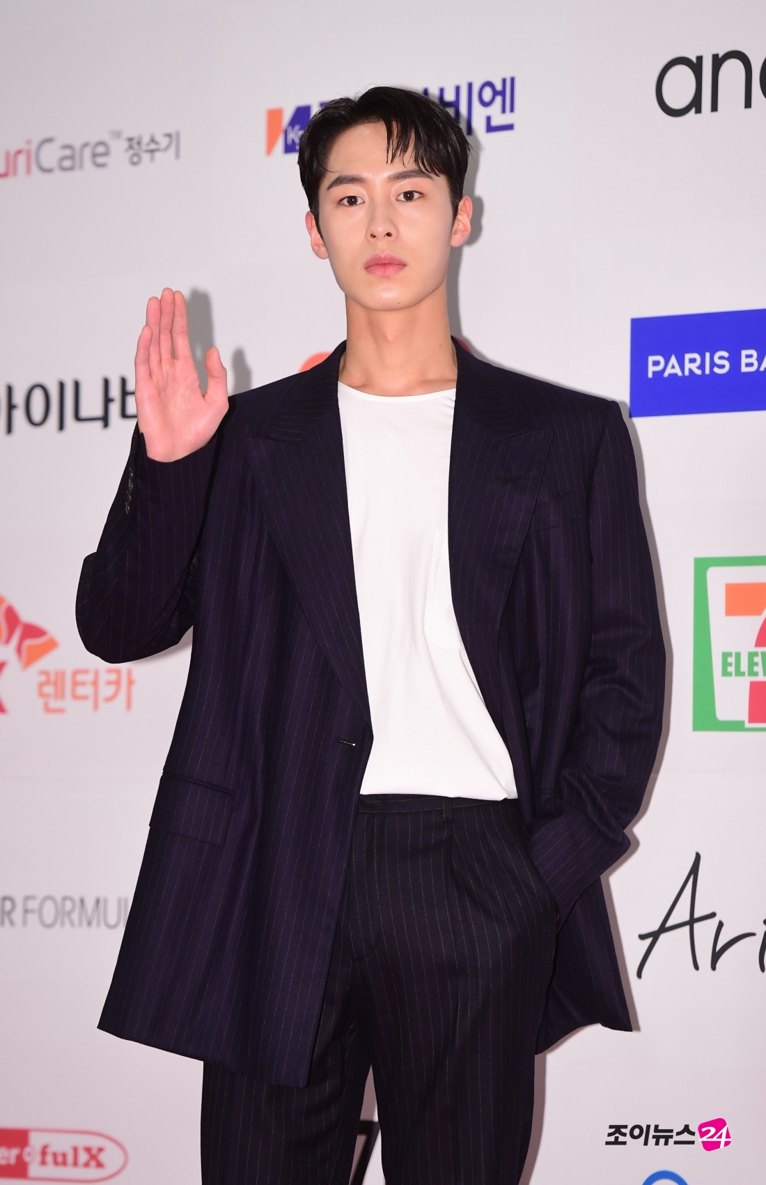 배우 이재욱이 12일 오후 서울 장충동 신라호텔에서 열린 '2020 올해의 브랜드 대상' 시상식에 '올해의 남자배우(신인)' 수상자로 참석해 포즈를 취하고 있다.