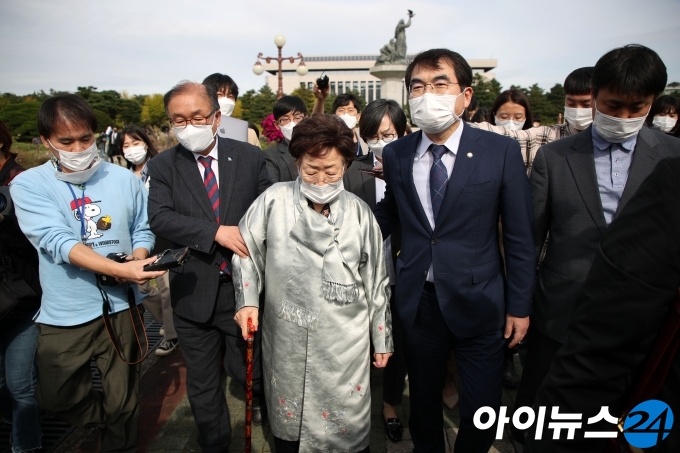 일본군 위안부 피해자 이용수 할머니가 14일 오후 서울 여의도 국회 본청 앞에서 독일의 '평화의 소녀상' 철거 명령 철회 촉구 기자회견을 하고 있다.