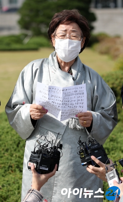 일본군 위안부 피해자 이용수 할머니가 14일 오후 서울 여의도 국회 본청 앞에서 독일의 '평화의 소녀상' 철거 명령 철회 촉구 기자회견을 하고 있다.