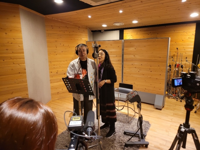 파파금파와 김보연이 녹음을 하고있다.   [사진=매니지먼트 누리 ]