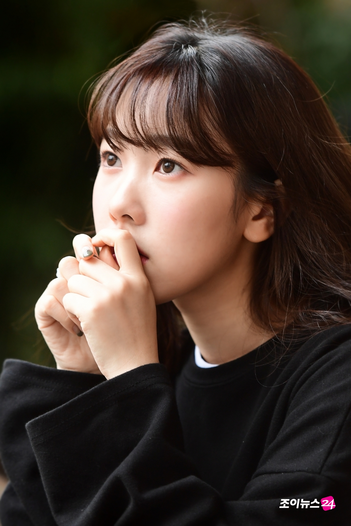 가수 하연이 서울 마포구 상수동 스타카페라부에노에서 조이뉴스24와의 인터뷰에 앞서 포즈를 취하고 있다.