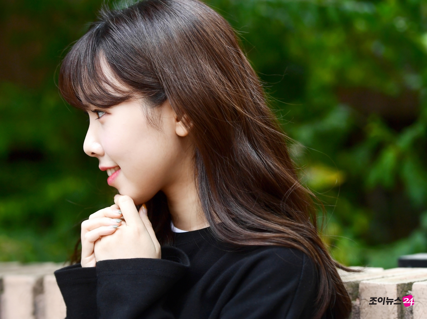 가수 하연이 서울 마포구 상수동 스타카페라부에노에서 조이뉴스24와의 인터뷰에 앞서 포즈를 취하고 있다.