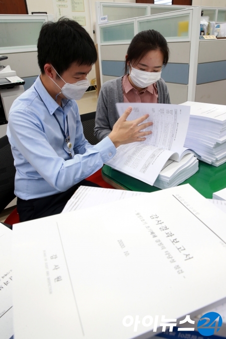 20일 오후 서울 여의도 국회 의안과에서 직원들이 감사원이 제출한 월성 1호기 조기 폐쇄 결정의 타당성 점검 감사 결과 보고서를 정리하고 있다.