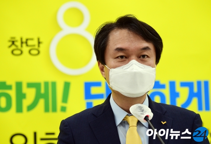 김종철 정의당 대표가 21일 서울 여의도 국회에서 열린 정의당 창당 8주년 기념식에서 기념사를 하고 있다.