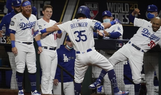 LA 다저스 코디 밸린저가 21일(한국시간) 열린 탬파베이 레이스와 2020 메이저리그 1차전에서 선제 투런 홈런을 쳤다. [사진=뉴시스]