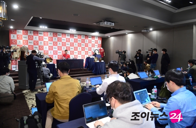 세인트루이스 김광현이 23일 오전 서울 여의도 켄싱턴호텔에서 진행된 귀국 기자회견에 참석하고 있다.