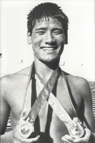 1970 방콕아시아경기대회에서 수영에서 금메달을 목에 건 故 조오련. [사진=대한체육회]