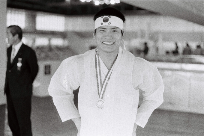 1974 테헤란아시아경기대회 수영에서 금메달을 획득한 故 조오련. [사진=대한체육회]