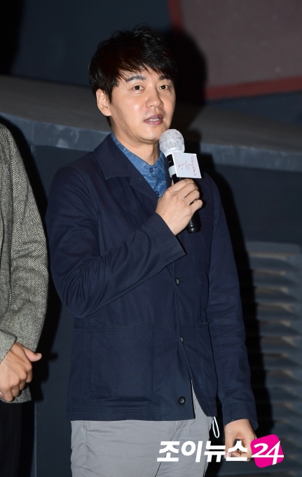 배우 김승수가  23일 오후 서울 롯데시네마 건대입구점에서 열린 영화 '앙상블'(감독 정형석) 언론시사회에 참석해 무대인사를 갖고 있다.