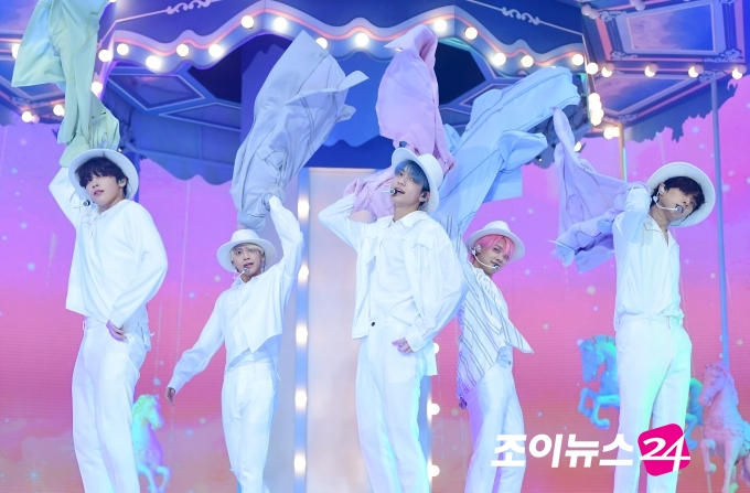 그룹 투모로우바이투게더(수빈 연준 범규 태현 휴닝카이)가 26일 오후 서울 광장동 예스24라이브홀에서 열린 투모로우바이투게더 미니 3집 'minisode1:Blue Hour' 미디어쇼케이스에 멋진 무대를 선보이고 있다.