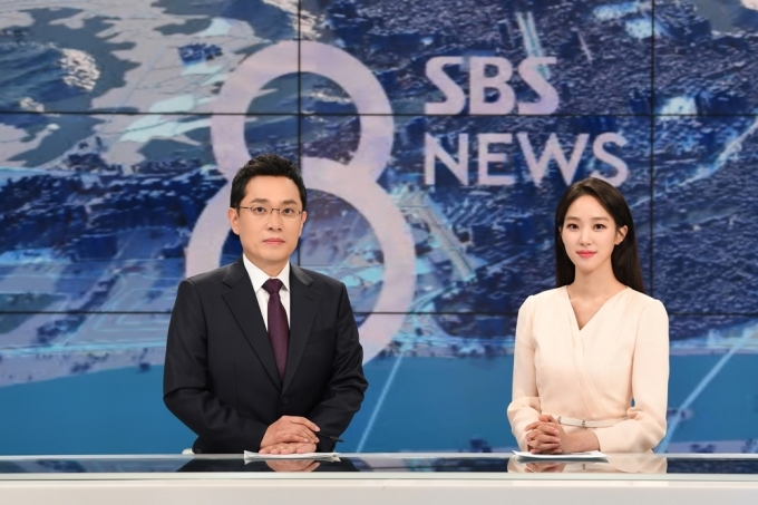 김태용 기자와 주시은 아나운서가 주말 SBS '8뉴스'를 진행한다. [사진=SBS]