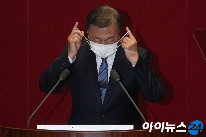 문재인 대통령이 28일 국회에서 2021년도 예산안 시정연설을 하기 위해 마스크를 벗고 있다.
