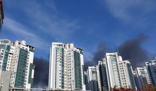 인천 송도 호텔 근처 고물상에서 화재가 일어났다. [사진 = 트위터]
