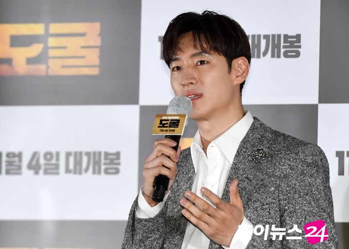 배우 이제훈이 28일 서울 용산 CGV에서 열린 영화 '도굴(감독 박정배)' 언론시사회 및 기자간담회에서 인사말을 하고 있다.