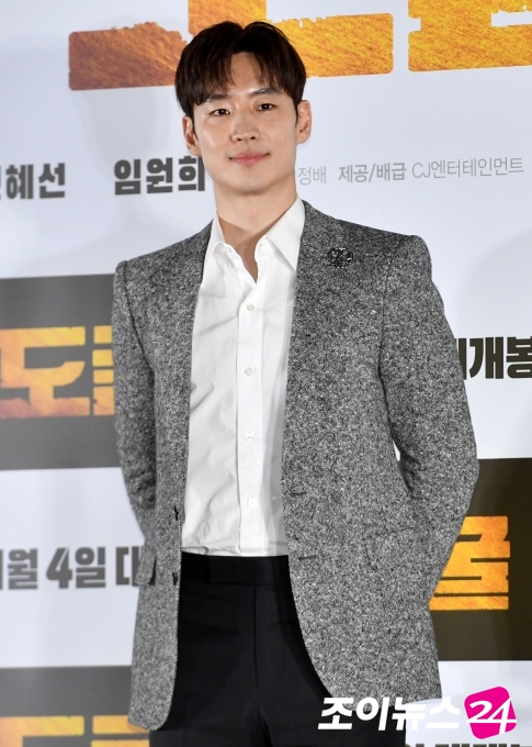 배우 이제훈이 28일 서울 용산 CGV에서 열린 영화 '도굴(감독 박정배)' 언론시사회 및 기자간담회에서 포즈를 취하고 있다.