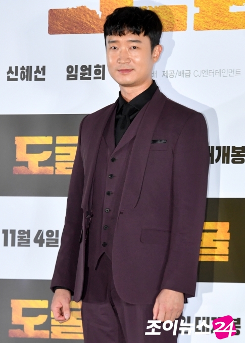 배우 조우진이 28일 서울 용산 CGV에서 열린 영화 '도굴(감독 박정배)' 언론시사회 및 기자간담회에서 포즈를 취하고 있다.