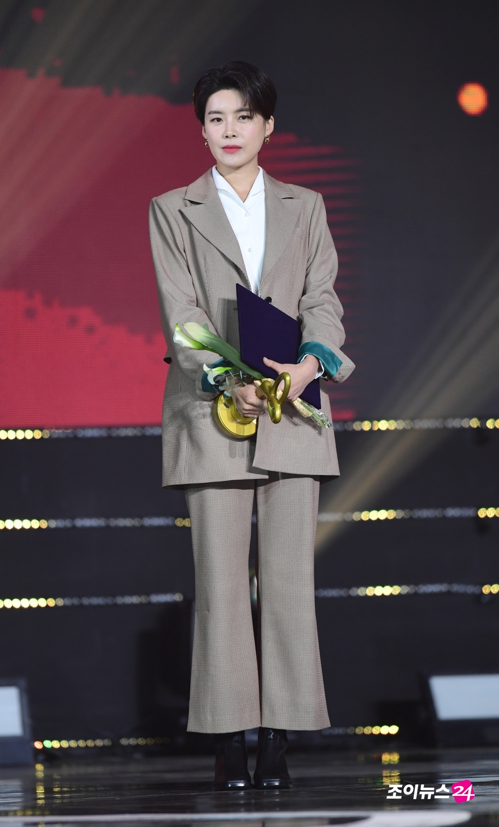 희극인 장도연이 28일 오후 서울 경희대학교 평화의전당에서 열린 '2020 대한민국 대중문화예술상' 시상식에서 '문체부 장관 표창'을 받고 있다.