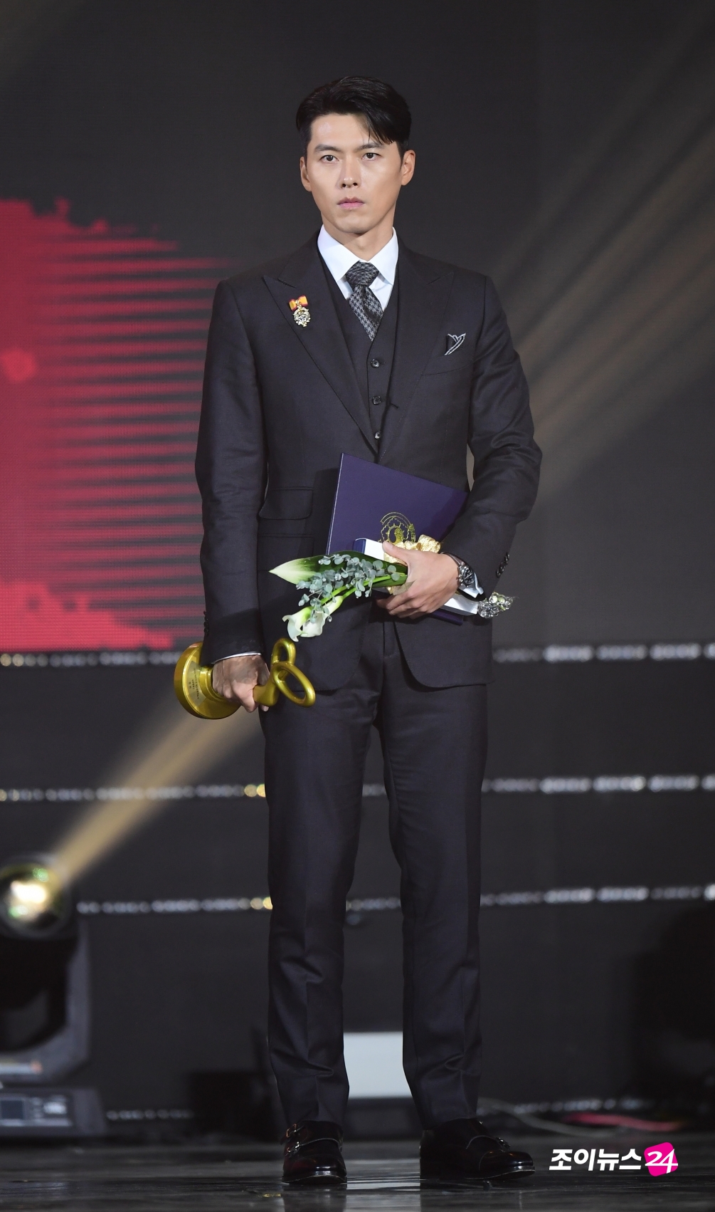 배우 현빈이 28일 오후 서울 경희대학교 평화의전당에서 열린 '2020 대한민국 대중문화예술상' 시상식에서 '대통령 표창'을 받고 있다.