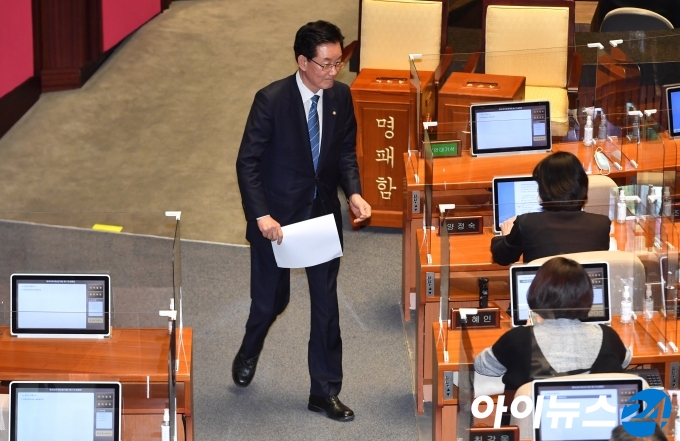 4.15 총선 회계 부정 혐의를 받는 정정순 더불어민주당 의원이 29일 서울 여의도 국회에서 열린 본회의에서 자신에 대한 체포동의안 투표를 한 뒤 의석으로 돌아가고 있다.