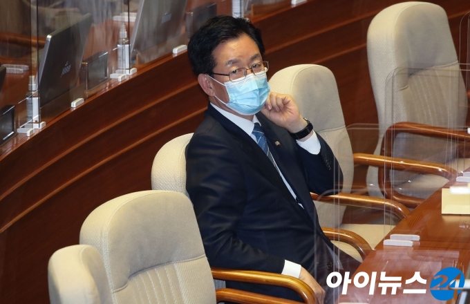 4.15 총선 회계 부정 혐의를 받는 정정순 더불어민주당 의원이 29일 서울 여의도 국회에서 열린 자신에 대한 체포동의안 표결을 위한 본회의에 참석하고 있다.