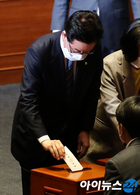 4.15 총선 회계 부정 혐의를 받는 정정순 더불어민주당 의원이 29일 서울 여의도 국회에서 자신에 대한 체포동의안 표결을 위해 열린 본회의에서 투표를 하고 있다.