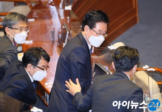 4.15 총선 회계 부정 혐의를 받는 정정순 더불어민주당 의원이 29일 서울 여의도 국회에서 열린 본회의에서 자신에 대한 체포동의안이 가결된 뒤 동료 의원들 위로를 받으며 회의장을 빠져나가고 있다.