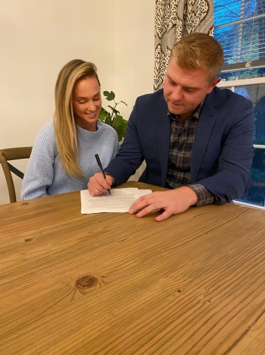 SK 와이번스와 2021 시즌 계약을 맺은 외국인 투수 아티 르위키(오른쪽)가 계약서에 서명하고 있다. [사진=SK 와이번스]