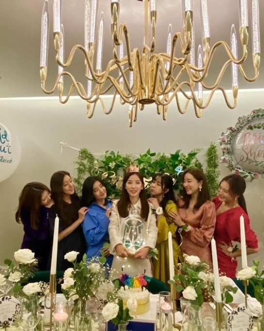 레인보우 멤버들이 브라이덜샤워를 열고 지숙의 결혼을 축하했다.  [사진=김재경 인스타그램 ]