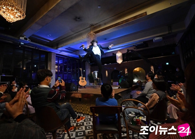 가수 김장훈이 31일 서울 서대문구 복합문화공간 연남장에서 조이뉴스24가 전국 소방관 가족들을 위해 개최한 '슈퍼히어로라이브' 콘서트에서 멋진 무대를 선보이고 있다.