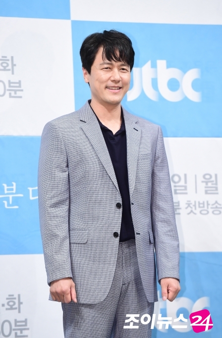 감우성이 JTBC 새 월화드라마 '바람이 분다' 제작발표회에서 포즈를 취하고 있다. [사진=조이뉴스24 포토DB]