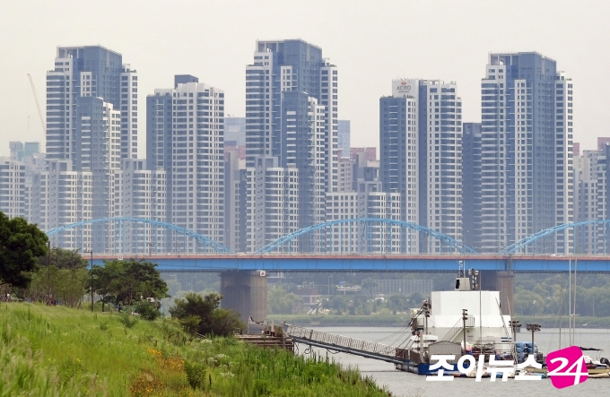 서울 및 수도권 아파트 전셋값이 64주연속 상승했다. 전세수급지수 역시 19년 만에 가장 높은 수치를 기록했다. 