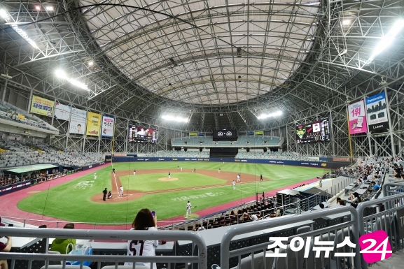 KBO가 오는 9일부터 서울 고척 스카이돔에서 열리는 '2020 KBO 포스트시즌 플레이오프 및 한국시리즈' 중립 경기에 대비해 경기장 방역 대책을 강화한다. [사진=정소희기자]
