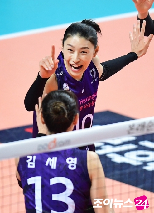 흥국생명 김연경이 21일 오후 서울 장충체육관에서 진행된 도드람 2020-2021 V리그 여자부 흥국생명과 GS칼텍스의 경기에 서 팀이 득점을 올리자 동료들과 기쁨을 나누고 있다. [사진=정소희 기자]