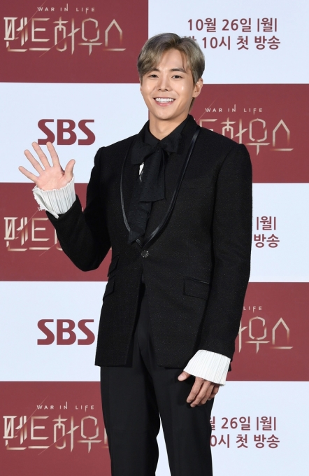 배우 박은석이 22일 온라인으로 진행된 SBS 새 월화드라마 '펜트하우스' 제작발표회에서 포즈를 취하고 있다. [사진 제공=SBS]