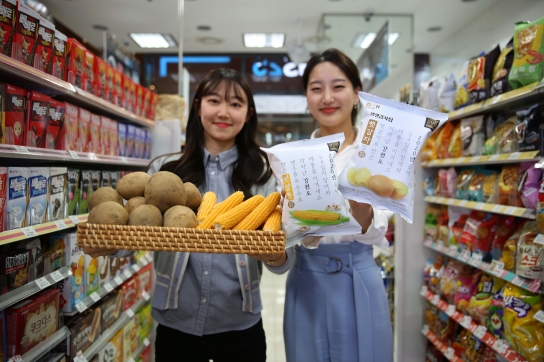 GS리테일이 올해 최악의 재난을 이겨낸 농산물을 활용한 스낵 2종을 선보인다. [사진=GS리테일]