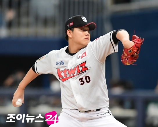 KT 위즈 우완 소형준이 지난 9일 서울 고척 스카이돔에서 열린 2020 신한은행 SOL KBO 포스트시즌 플레이오프(5전 3승제) 1차전 두산 베어스와의 경기에 선발등판해 역투하고 있다. [사진=정소희기자]