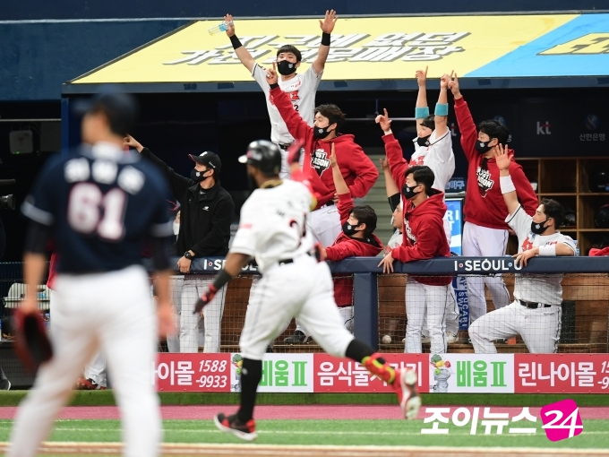 10일 오후 서울 고척스카이돔에서 열린  '2020 KBO리그 포스트시즌 플레이오프 두산 베어스 대 kt 위즈의 2차전 경기에서 kt공격 3회말 2사 로하스가 두산 선발 최원준을 상대로 솔로포를 터트리고 그라운드를 돌고 있다. [사진=정소희 기자]