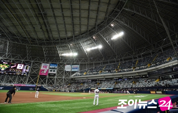 KBO가 오는 20일부터 2020 신한은행 SOL KBO 한국시리즈 3차전부터 관중 입장을 전체 수용 인원의 30%로 축소한다고 밝혔다. [사진=정소희기자]