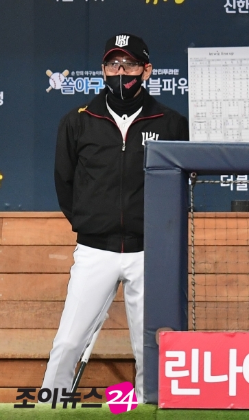 이강철 KT 위즈 감독이 10일 서울 고척 스카이돔에서 열린 2020 신한은행 SOL KBO 포스트시즌 플레이오프(5전 3승제) 2차전 두산 베어스와의 경기를 지켜보고 있다. [사진=정소희기자]