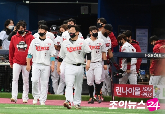 KT 위즈 선수들이 10일 서울 고척 스카이돔에서 열린 2020 신한은행 SOL KBO 포스트시즌 플레이오프(5전 3승제) 2차전 두산 베어스와의 경기에서 1-4로 패배한 직후 아쉬워하고 있다. [사진=정소희기자]