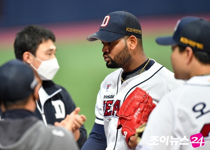 12일 서울 고척스카이돔에서 2020 KBO리그 포스트시즌 플레이오프 3차전 KT 대 두산의 경기가 열렸다. 두산 선발투수 알칸타라가 kt 5회초 공격 2사 주자 3루서 장성우를 중견수 아웃 시키며 실점 없이 이닝을 끝내고 마운드를 내려오고 있다.