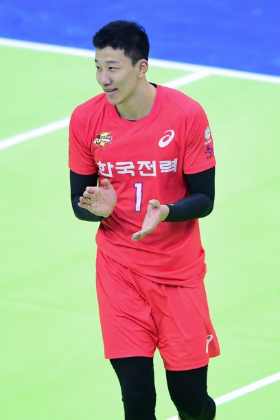 남자 프로배구 한국전력의 신영석이 15일 수원체육관에서 열린 2020-2021 도드람 V-리그 대한항공과의 경기에서 동료들을 독려하고 있다. [사진=한국배구연맹(KOVO)]