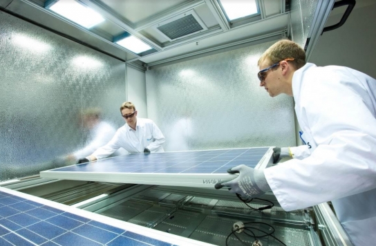 한화큐셀 독일 기술혁신센터 연구원이 태양광 모듈 품질 테스트를 진행하고 있다. [한화큐셀 ]