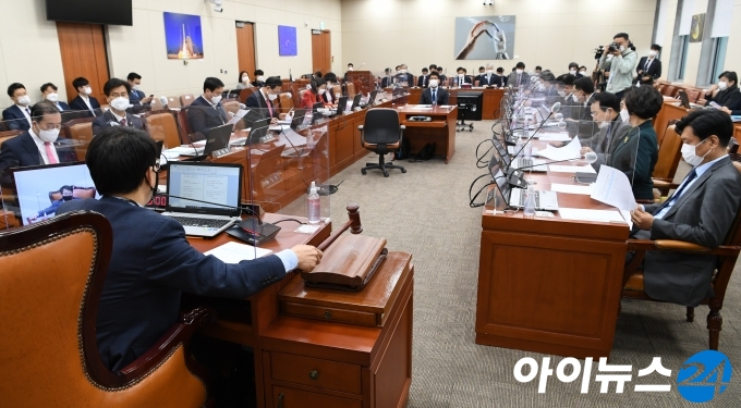 17일 국회에서 열린 과학기술정보방송통신위원회 전체회의에서 이원욱 위원장이 의사봉을 두드리고 있다.