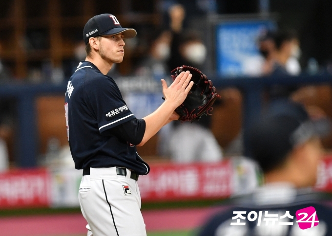 18일 서울 고척스카이돔에서 2020 KBO리그 포스트시즌 한국시리즈 2차전 두산 대 NC의 경기가 열렸다. 두산 선발투수 플렉센이 NC 5회말 공격 1사 주자 1루서 이명기의 타구를 라인드라이브로 잡고 1루 주자 박민우까지 태그아웃 시키며 이닝이 끝나자 수비진에 박수를 보내고 있다. [사진=조성우 기자]