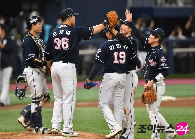 18일 서울 고척스카이돔에서 열린 2020 KBO리그 포스트시즌 한국시리즈 2차전에서 두산이 NC를 상대로 5-4 승리를 거뒀다. 두산 선수들이 경기 종료 후 승리의 기쁨을 나누고 있다. [사진=조성우 기자]