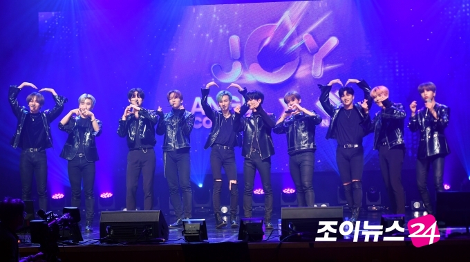 보이그룹 엔쿠스가 21일 오후 서울 구로아트밸리에서 열린 온택트 컬래버레이션 콘서트 '조이천사콘서트'에서 멋진 무대를 선보이고 있다.