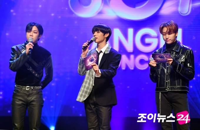 베리베리 동현-더보이즈 선우-엔쿠스 유안이 21일 오후 서울 구로아트밸리에서 열린 온택트 컬래버레이션 콘서트 '조이천사콘서트'에서 오프닝 MC로 참석하고 있다.
